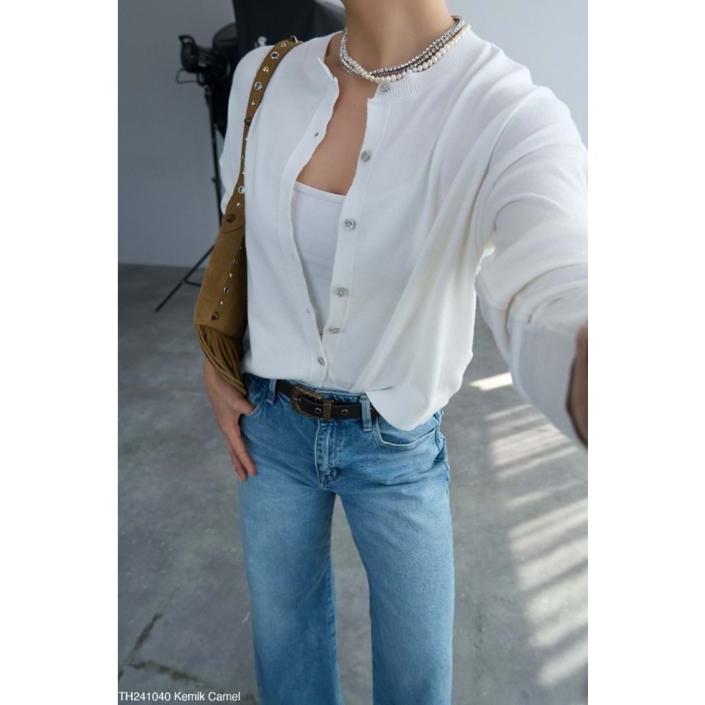 Kadın Kemik Renk Düğmeli Triko Hırka Kol Camel Renk Parça Detaylı