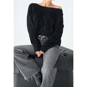 Düşük Omuz Siyah Renk Yumuşak Dokulu Triko Kazak