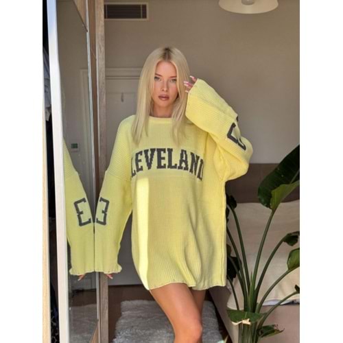 Kadın Giyim Pembe - Sarı Renk Oversize Uzun Kazak CleveLand Slogan Yazı Detaylı