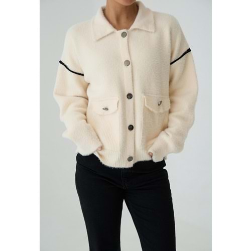 Tasarım Düğme Gümüş Detaylı Krem Renk Hırka