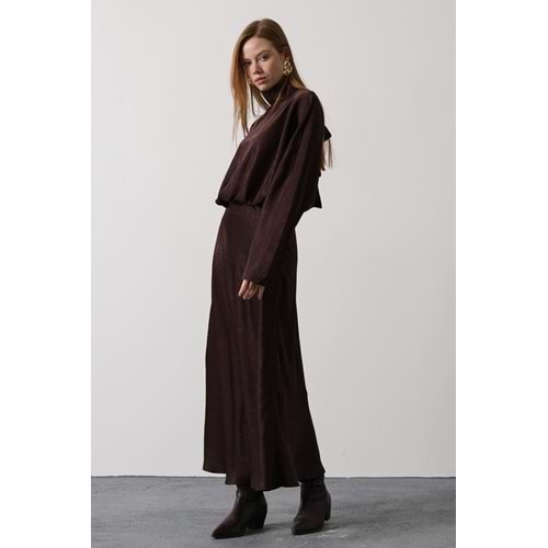 Kadın Giyim Sırt Yaka Bağlama Detaylı Maxi Boy Dokulu Saten Elbise -Kahve - L