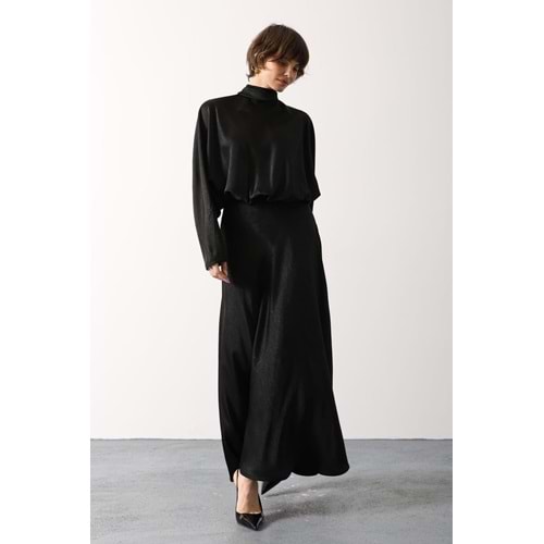 Kadın Giyim Sırt Yaka Bağlama Detaylı Maxi Boy Dokulu Saten Elbise - L