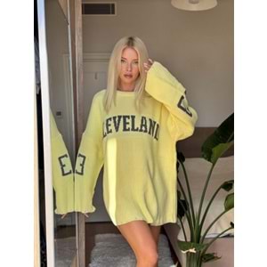 Kadın Giyim Pembe - Sarı Renk Oversize Uzun Kazak CleveLand Slogan Yazı Detaylı