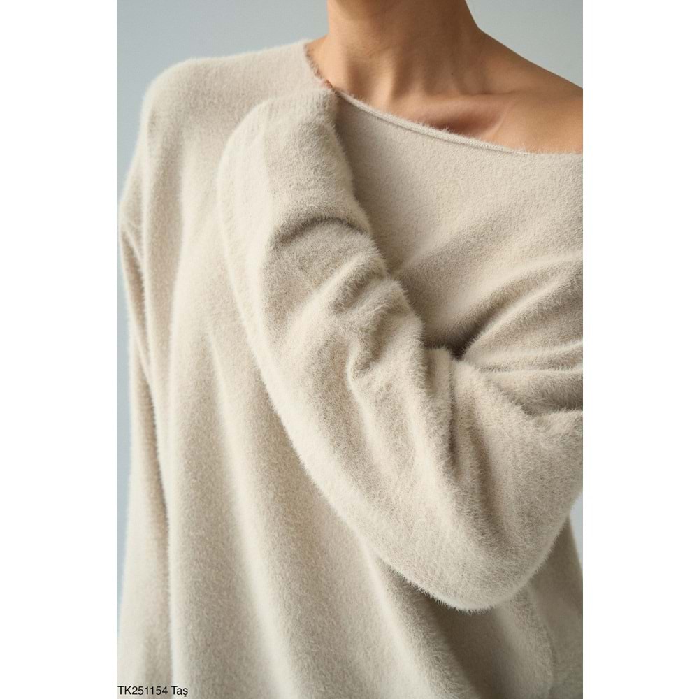 Tek Omuz Açık Düşük Yaka Krem Triko Kazak