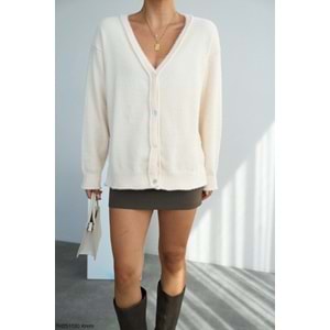 Tüylü Krem Renk 4 Düğme Kapamalı Tasarım Hırka