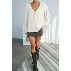 Tüylü Krem Renk 4 Düğme Kapamalı Tasarım Hırka