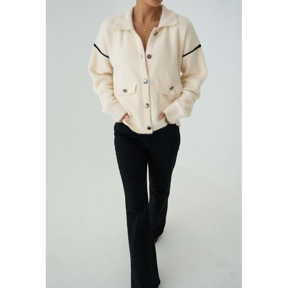 Tasarım Düğme Gümüş Detaylı Krem Renk Hırka